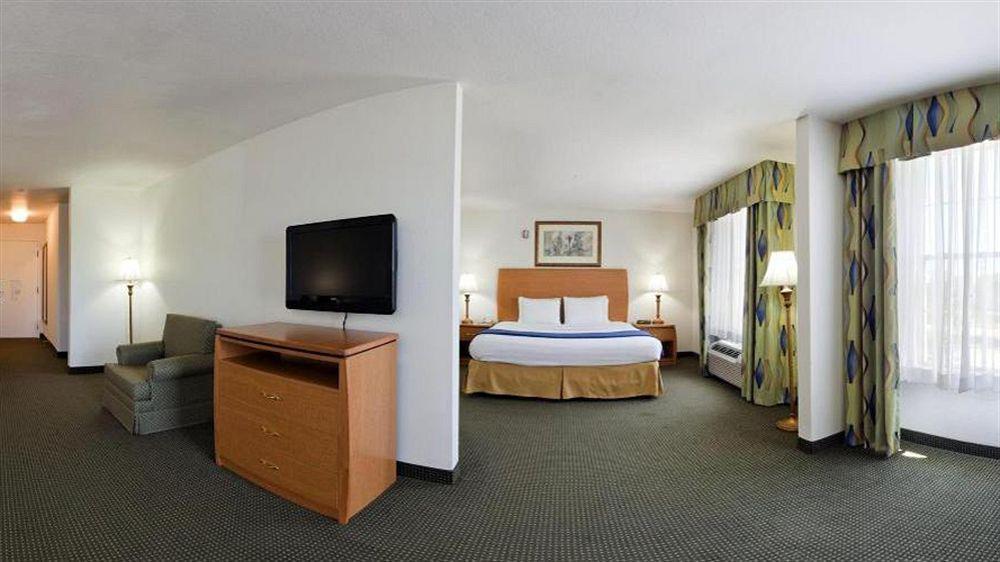 Holiday Inn Express Hotel & Suites Columbus By Ihg Buitenkant foto