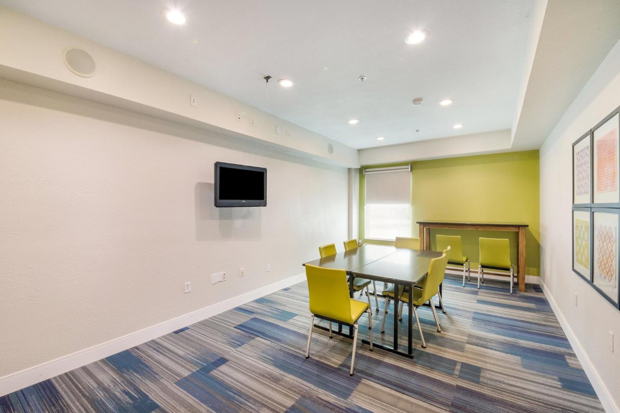 Holiday Inn Express Hotel & Suites Columbus By Ihg Buitenkant foto