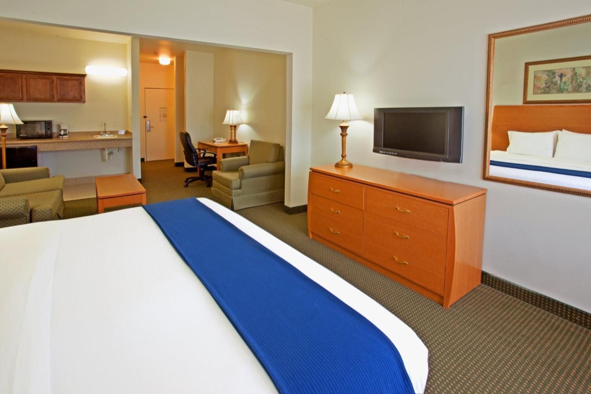 Holiday Inn Express Hotel & Suites Columbus By Ihg Buitenkant foto