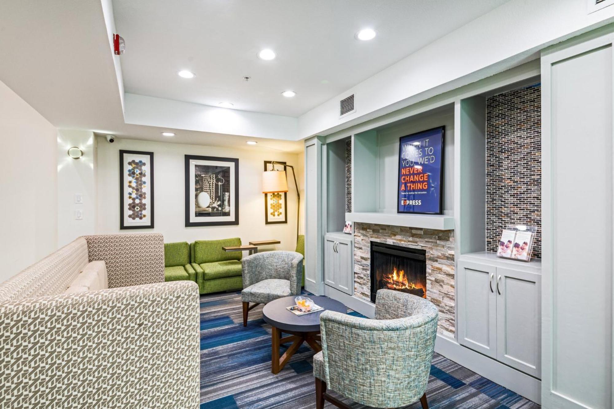 Holiday Inn Express Hotel & Suites Columbus By Ihg Buitenkant foto