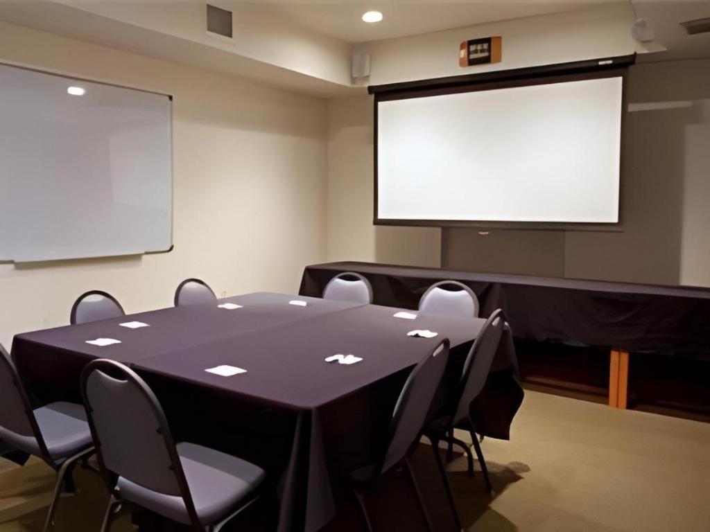 Holiday Inn Express Hotel & Suites Columbus By Ihg Buitenkant foto