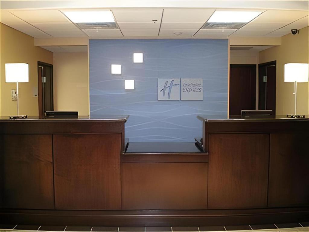 Holiday Inn Express Hotel & Suites Columbus By Ihg Buitenkant foto