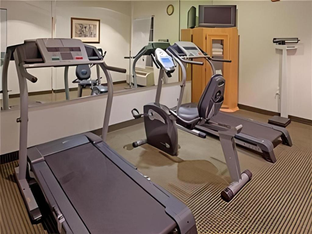 Holiday Inn Express Hotel & Suites Columbus By Ihg Buitenkant foto