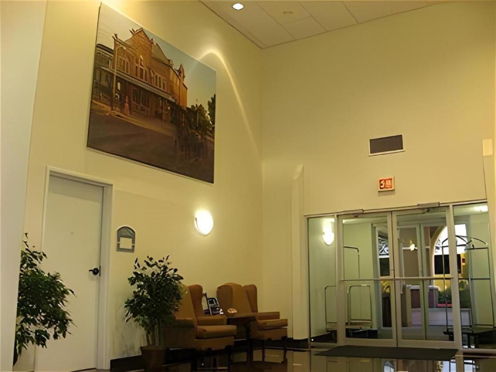 Holiday Inn Express Hotel & Suites Columbus By Ihg Buitenkant foto