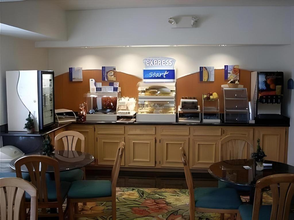 Holiday Inn Express Hotel & Suites Columbus By Ihg Buitenkant foto