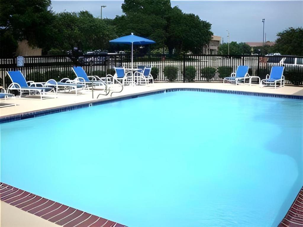 Holiday Inn Express Hotel & Suites Columbus By Ihg Buitenkant foto