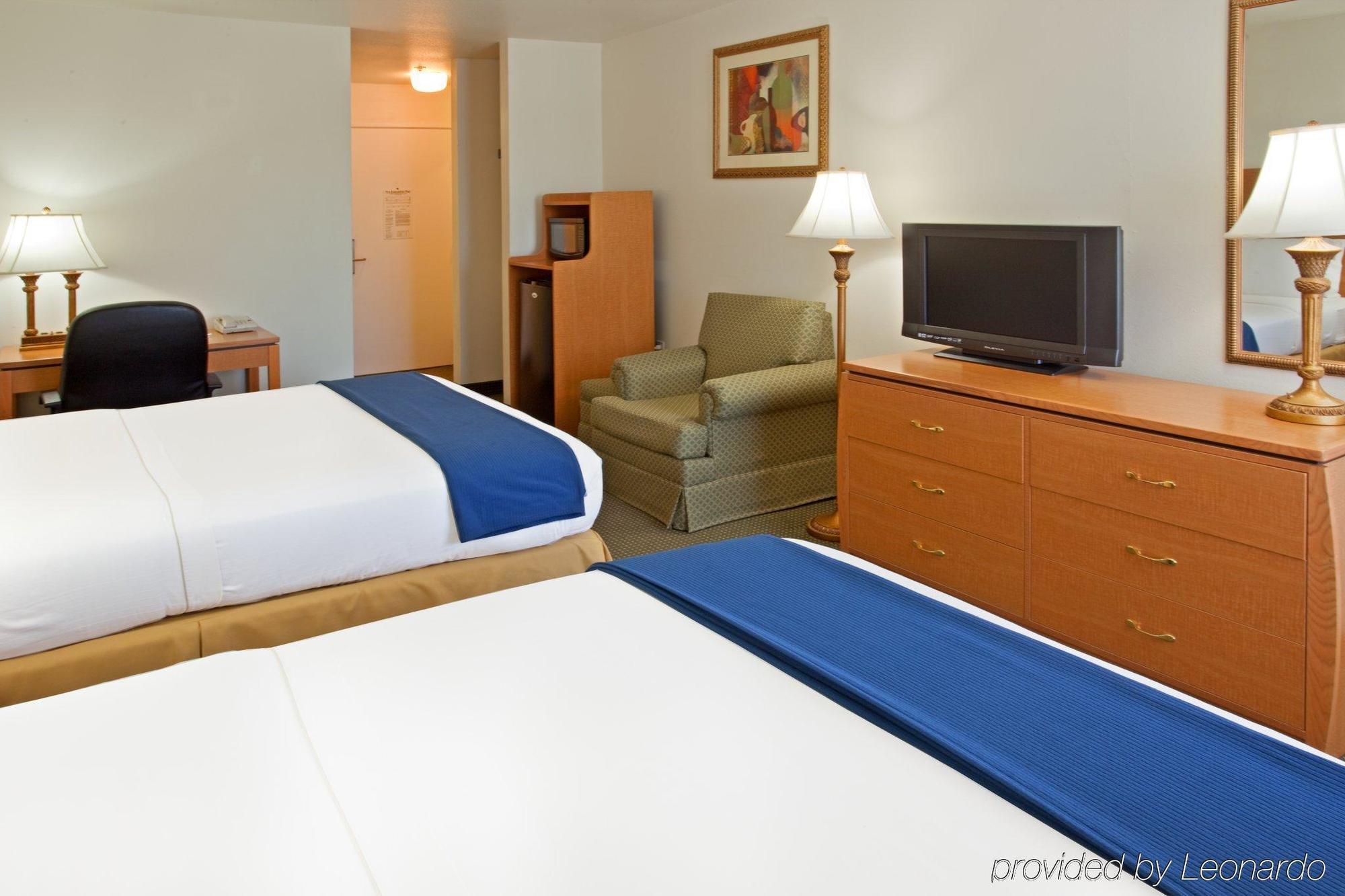 Holiday Inn Express Hotel & Suites Columbus By Ihg Kamer foto