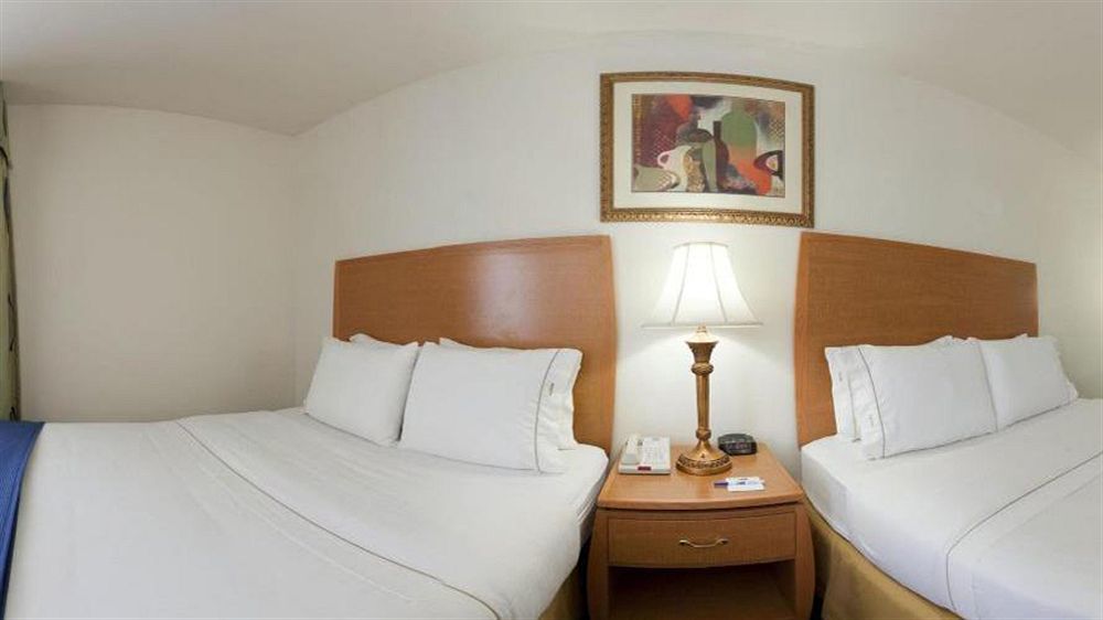 Holiday Inn Express Hotel & Suites Columbus By Ihg Buitenkant foto