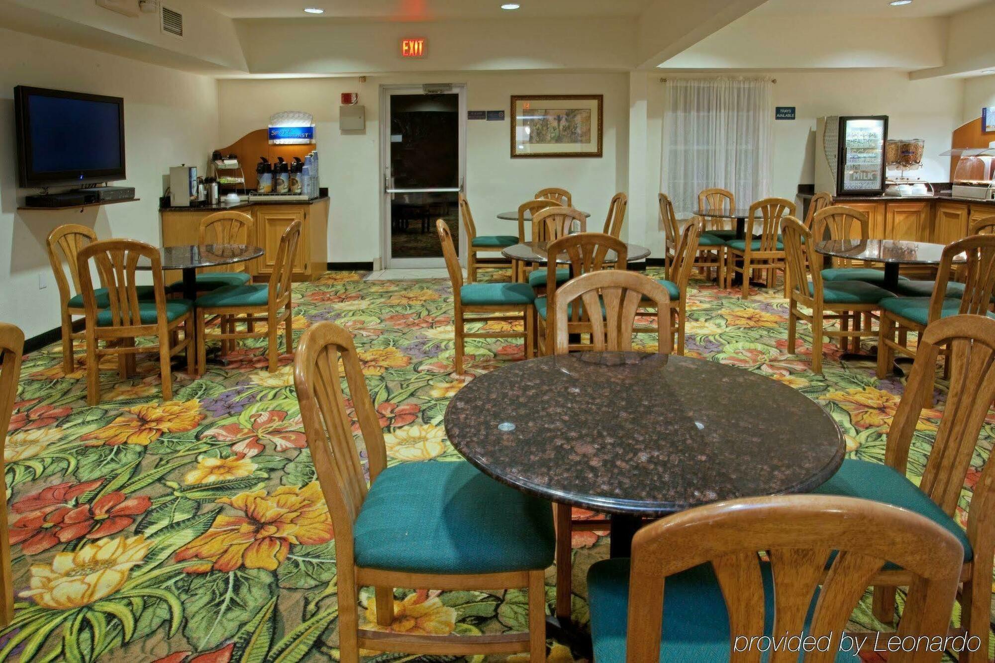 Holiday Inn Express Hotel & Suites Columbus By Ihg Buitenkant foto