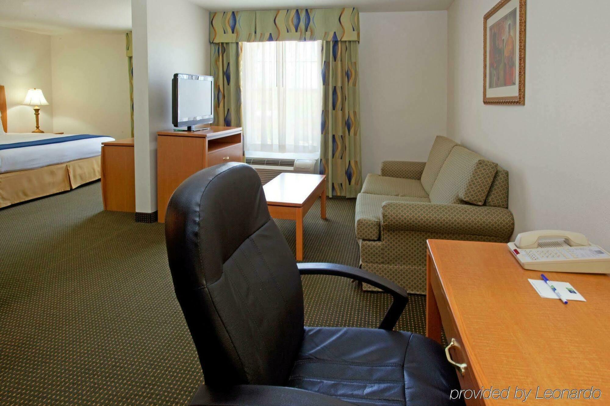 Holiday Inn Express Hotel & Suites Columbus By Ihg Buitenkant foto