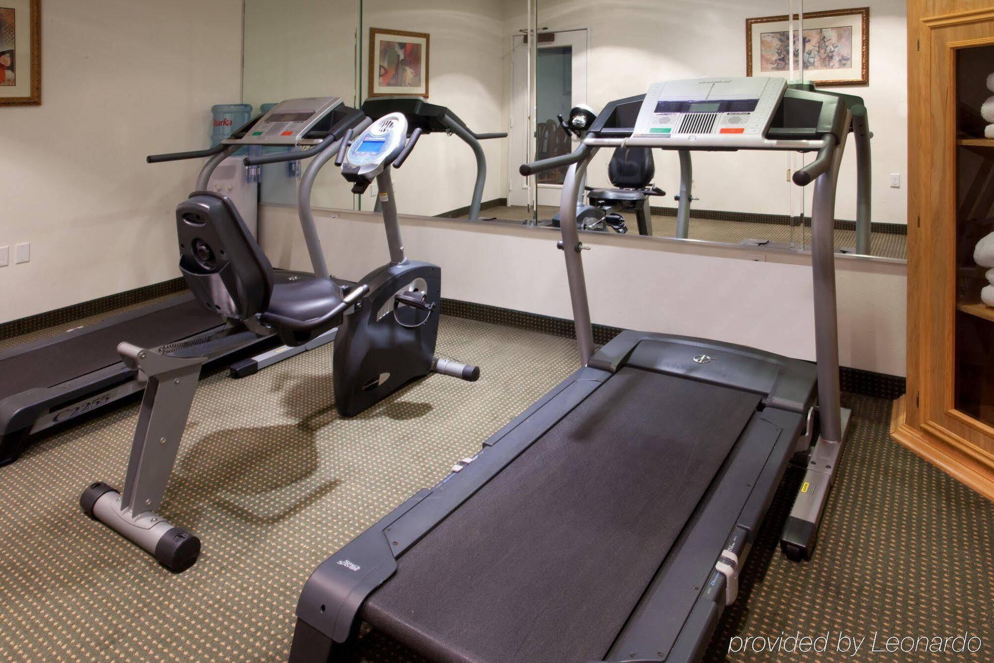 Holiday Inn Express Hotel & Suites Columbus By Ihg Buitenkant foto