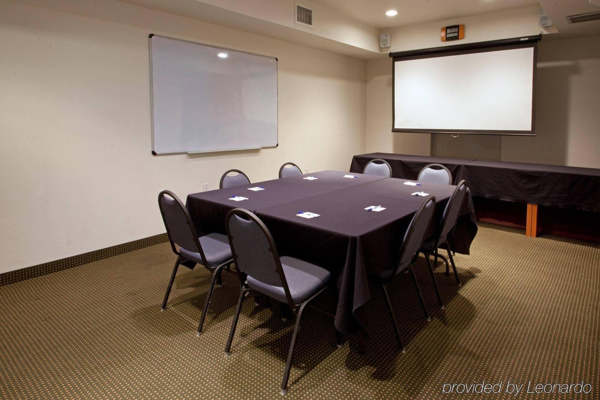 Holiday Inn Express Hotel & Suites Columbus By Ihg Buitenkant foto