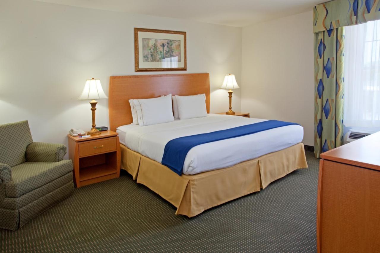 Holiday Inn Express Hotel & Suites Columbus By Ihg Buitenkant foto