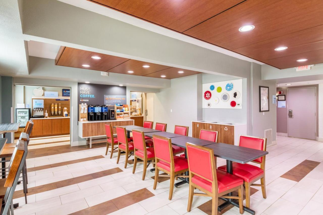 Holiday Inn Express Hotel & Suites Columbus By Ihg Buitenkant foto