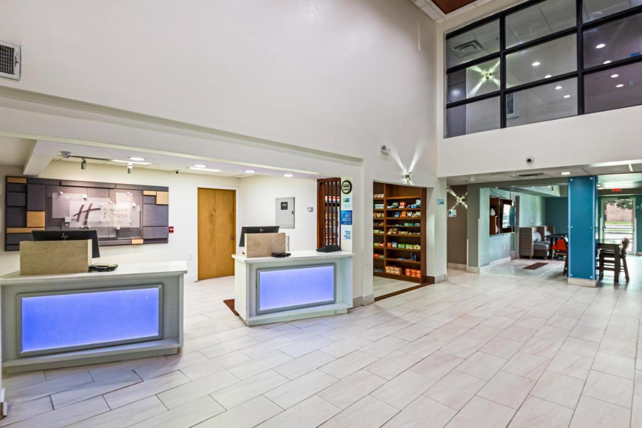 Holiday Inn Express Hotel & Suites Columbus By Ihg Buitenkant foto